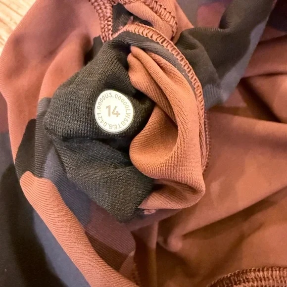 NWOT Lulu lemon women’s camouflage leggings - Picture 4 of 5